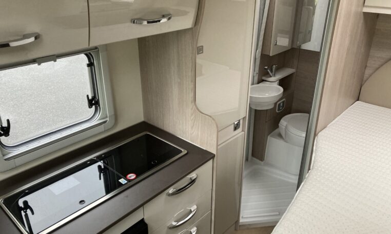 Keuken toilet Burstner Nexxo Van T569 Eurotrek Campers