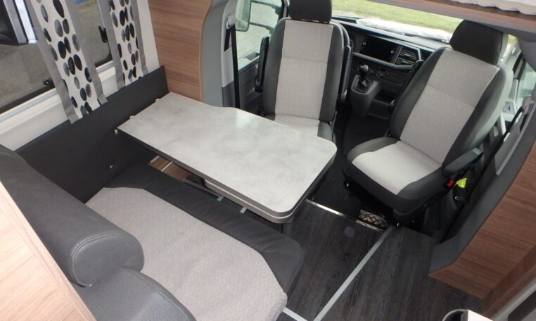 Interieur van deze Knaus Tourer Van