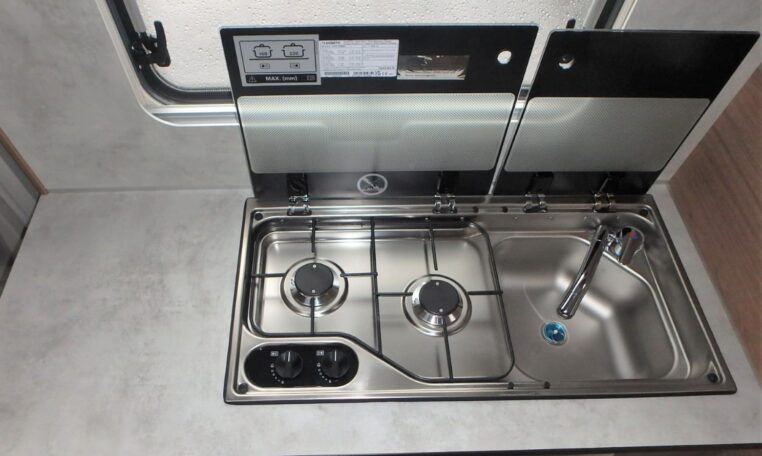 Aanrecht in deze Knaus Tourer Van