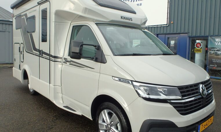 Rechts Voor aangezicht van de Knaus Tourer Van